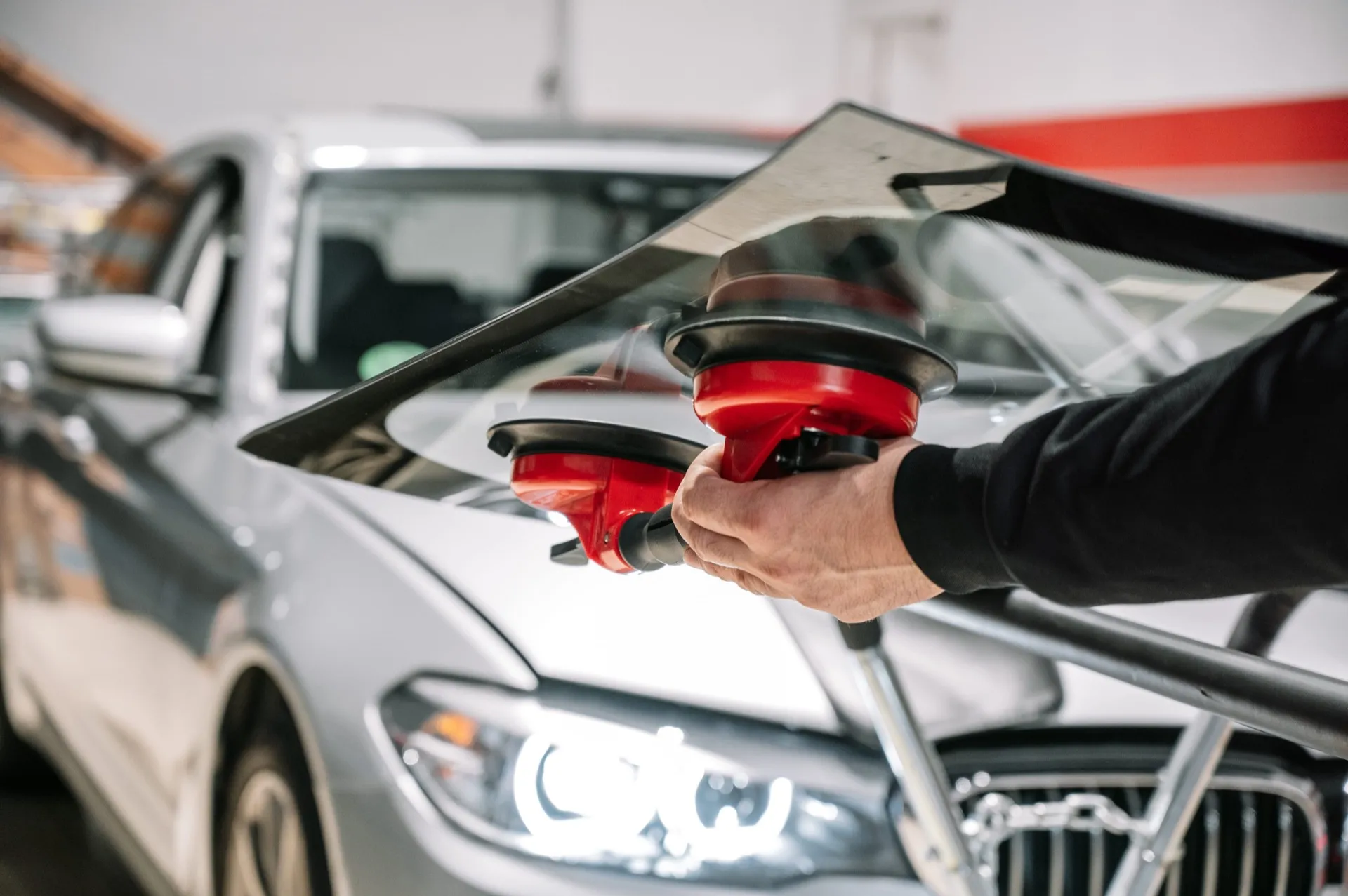 Professional mobile windscreen replacement service